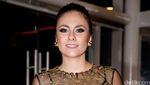 Wulan Guritno Elegan dengan Dress Songket
