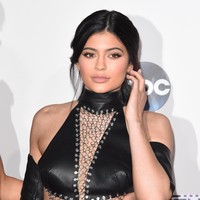 Di usia 17 tahun, Kylie mulai menjadi bahan perbincangan setelah mengakui penggunaan filler pada bibirnya. Hal ini membuat bibirnya menjadi sangat tebal. Dalam sebuah wawancara, Kylie mengungkapkan bahwa keputusannya untuk melakukan filler didasarkan pada rasa tidak percaya diri terhadap ukuran bibirnya. Foto: Getty Images