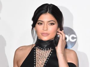 Tangis Bahagia Kylie Jenner Setelah Lipstiknya Habis Terjual Dalam 10 Menit