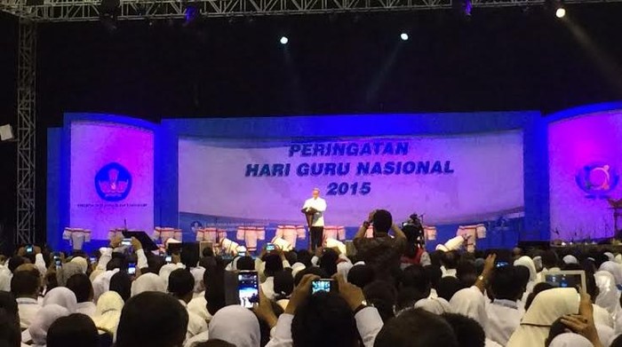 Jokowi Hadiri Peringatan Hari Guru Nasional di Senayan