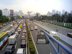 Ada Mobil Boks Terguling, Tol JORR Arah Ulujami Macet Panjang