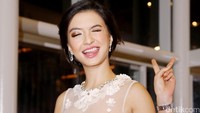 Meski terlihat cantik memesona, Raline tetap berekspresi kocak saat di depan kamera.