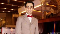 Reza Rahadian tampil beda dari aktor lainnya di FFI 2015. 