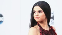 Selena Gomez terdiagnosis penyakit autoimun Lupus di tahun 2015 yang menyebabkannya kerap alami serangan panik dan harus jalani kemoterapi. Ia bahkan sempat memburuk hingga membutuhkan transplantasi ginjal. Foto: Mark Davis/Getty Images