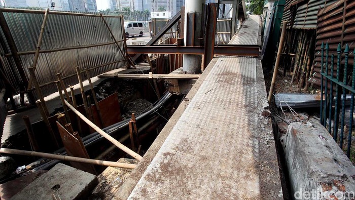 JPO Menuju Halte Busway Polda Metro Ditutup Jembatan Penyeberangan Orang (JPO) yang terhubung dengan halte Transjakarta, Jalan Jenderal Sudirman, Jakarta Pusat, ditutup sementara, karena adanya pekerjaaan kontruksi bawah tanah. Sejumlah pekerja tengah memperbaiki jaringan utilitas dibawah tanah, di sisi barat JPO Halte Busway Polda Metro Jaya, Jakarta, Selasa (24/11/2015). Rengga Sancaya/detikcom.