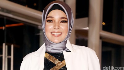 Gorgeous as Always! Dewi Sandra Memesona di FFI 2015