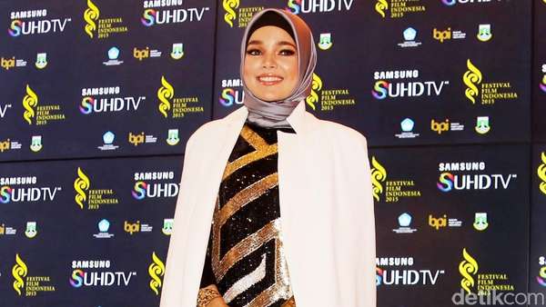 Keanggunan Para Artis di Red Carpet FFI 2015 Keanggunan Para Artis di Red Carpet FFI 2015