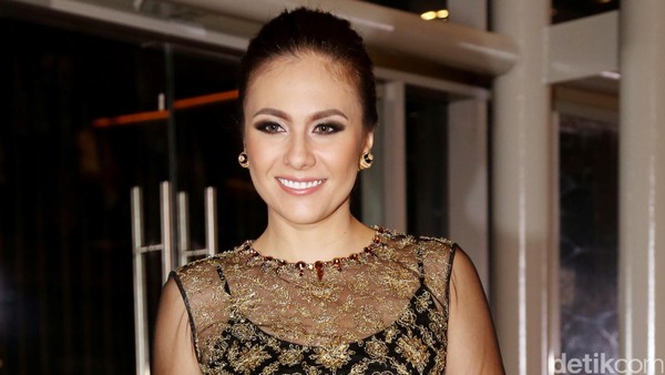 Wulan Guritno Elegan dengan Dress Songket