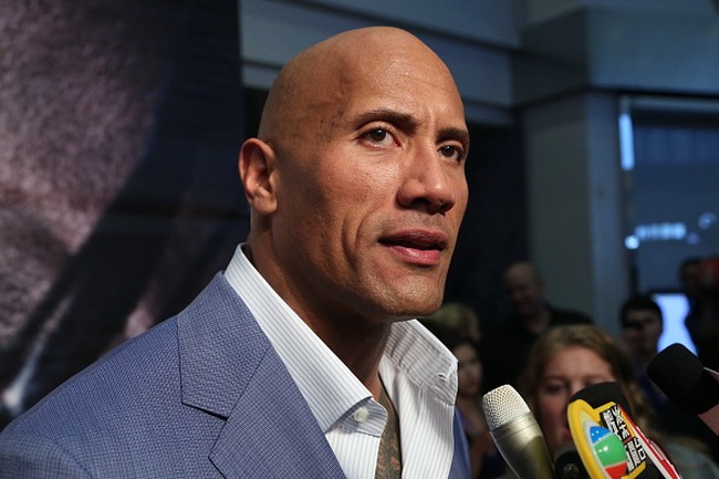 Aktor yang lebih dikenal dengan sebutan The Rock ini selalu bangun pada waktu yang sama setiap harinya, yaitu sekitar pukul 5.30. Bahkan pemilik nama asli Dwayne Johnson ini memiliki aplikasi khusus untuk bangun pagi, yang bisa di-download mereka yang ingin meniru kebiasaan sehat Dwayne. Foto: ChinaFotoPress via Getty Images