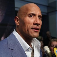 Aktor yang lebih dikenal dengan sebutan The Rock ini selalu bangun pada waktu yang sama setiap harinya, yaitu sekitar pukul 5.30. Bahkan pemilik nama asli Dwayne Johnson ini memiliki aplikasi khusus untuk bangun pagi, yang bisa di-download mereka yang ingin meniru kebiasaan sehat Dwayne. Foto: ChinaFotoPress via Getty Images