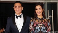 Pasangan yang selalu serasi, Vino G Bastian dan Marsha Timothy.