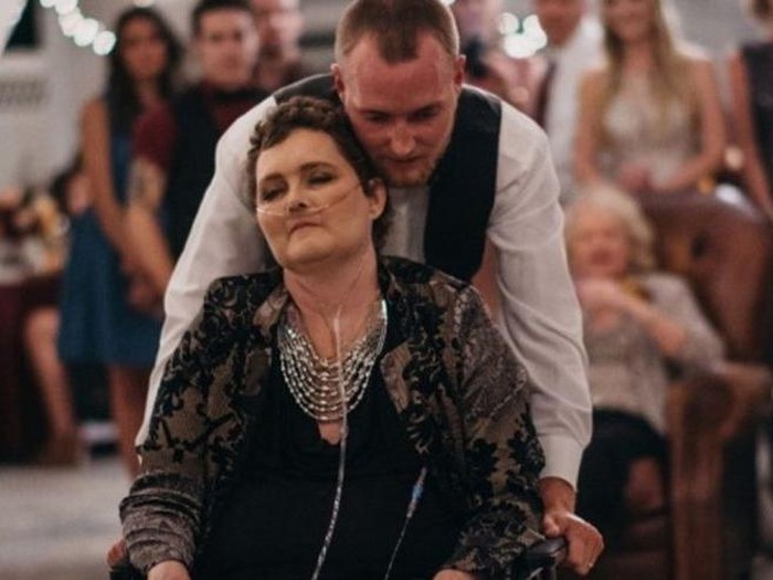 Pria Ini Majukan Hari Pernikahan Agar Ibunya yang Sakit Kanker Bisa Hadir