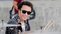 Giring lebih cocok jadi vokalis atau drumer nih, Nidjiholic?