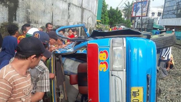 Kereta Api Vs Angkot di Medan, 10 Orang Luka-luka