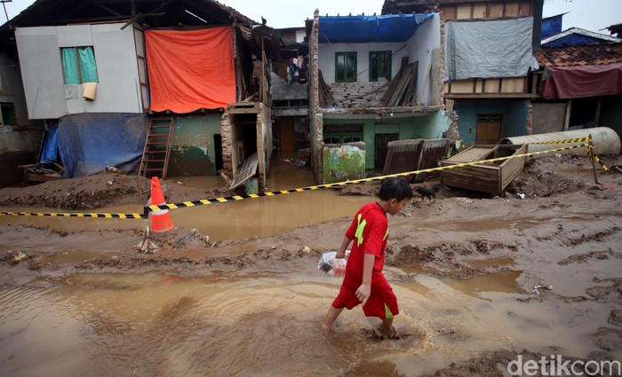 Dua Rumah Ambles Akibat Sungai Meluap