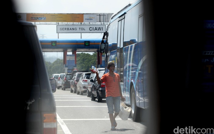 Pagi Libur Natal, Gerbang Tol Ciawi Mengarah ke Puncak Mulai Padat
