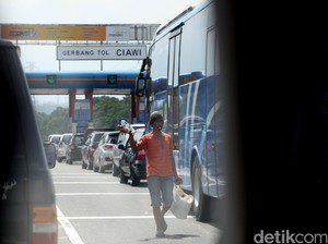Pagi Libur Natal, Gerbang Tol Ciawi Mengarah ke Puncak Mulai Padat