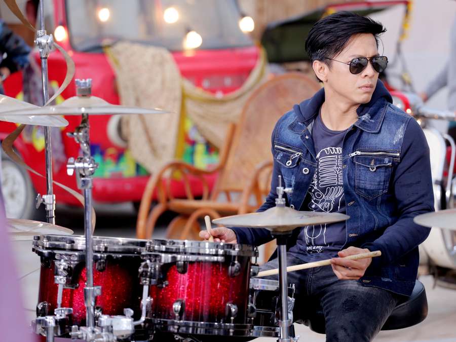 Begini Penampilan Ariel, Giring, Momo, dan Rian Jadi Drumer