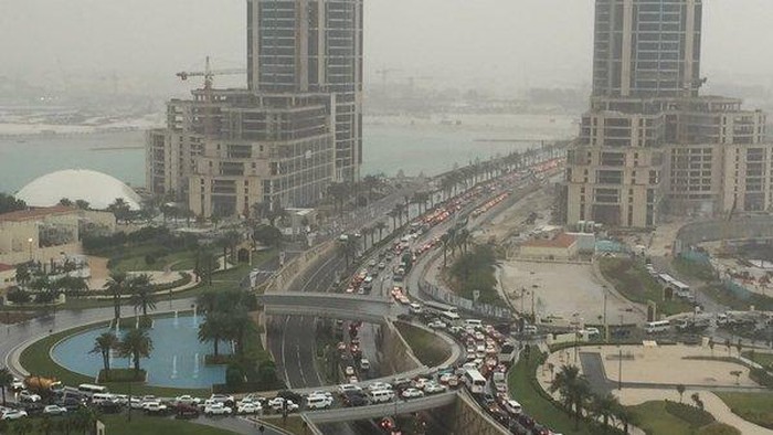Qatar dilanda hujan deras hingga memicu banjir. Cuaca ekstrem ini memicu kemacetan di negara gurun ini, juga memicu penutupan sekolah dan Kedutaan Amerika Serikat di Doha.