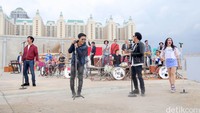 Bersama sutradara Rizal Mantovani, video klip digarap dengan konsep full artist yang seru.