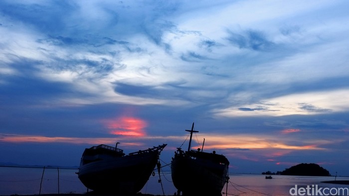 Kapal penisi bersandar di pelabuhan pulau Bangka saat senja. dikhy sasra/ilustrasi/detikfoto