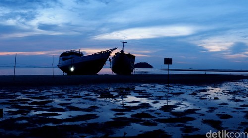 Kapal penisi bersandar di pelabuhan pulau Bangka saat senja. dikhy sasra/ilustrasi/detikfoto