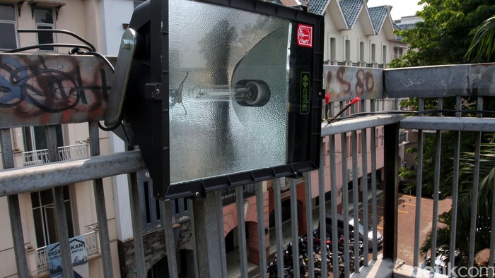Dua Lampu Tembak Dipasang di Jembatan Horor Lebak Bulus