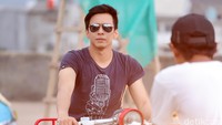 Ariel berpose di atas Lambretta.