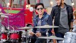 Begini Penampilan Ariel, Giring, Momo, dan Rian Jadi Drumer