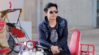 Ditambah jaket denim dan kacamata hitam, kekasih Sophie Latjuba itu terlihat semakin cool.