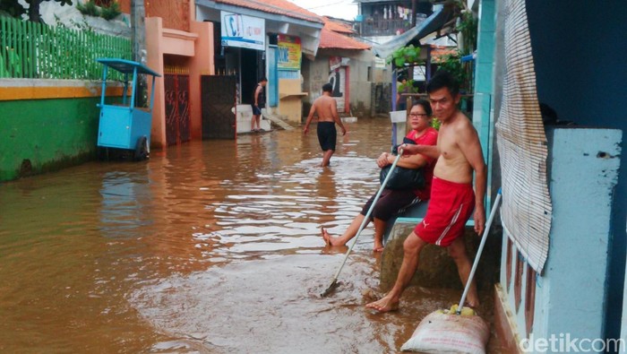 Banjir di Kampung Melayu Kecil Surut, Warga Sibuk Bersih-bersih