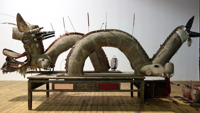 Ai WeiWei Bikin Instalasi dari 1500 Potongan Kayu Kuil Tua