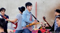 Para gitaris sebelum beraksi di depan kamera.