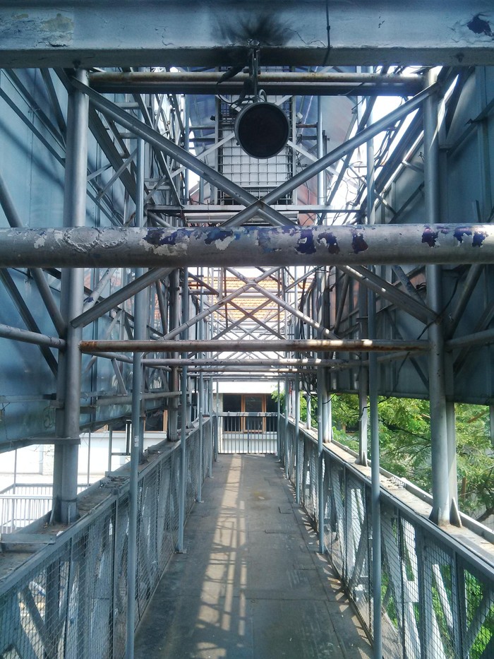 Melihat JPO di Surabaya yang Aman, Dilengkapi CCTV dan Bersih