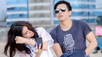 Momo merapikan rambutnya.