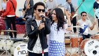 Momo tampak bercanda dengan Giring.