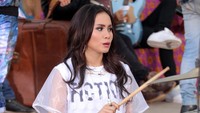 Begini aksi Momo jika menjadi drumer.