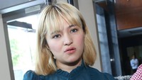 Sebelum pirang seperti sekarang, artis yang akrab disapa Chacha itu pernah mewarnai rambutnya dengan warna ungu, merah dan coklat. Pool/Palevi S/detikFoto.