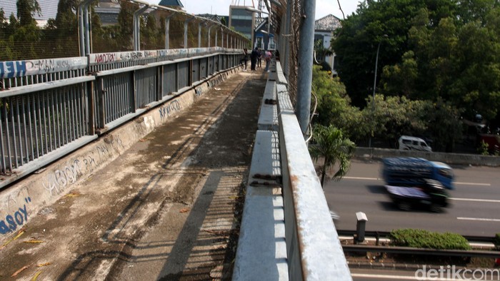 Polda Metro: Beberapa Jembatan Penyeberangan di Jakarta Sangat Rawan!