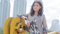 Ia pun berani menindik kupingnya karena terinspirasi dari pelantun Coke Bottle itu.