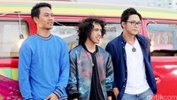 Melebar ke sisi kiri, terdapat para pemain keyboard.