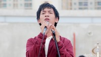 Selain Abadi, album tersebut akan berisi lagu-lagu hits Iwan Fals yang didaur ulang NOAH, Nidji, Geisha dan dMasiv, dan juga lagu-lagu baru ciptaan mereka bersama.