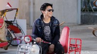 Pose cool Ariel ini pasti membuat fans terutama wanita kelepek-kelepek.