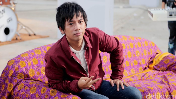 Bertempat di salah satu hotel di Kawasan Jakarta Utara, Selasa (24/11/2015), NOAH, Nidji, Geisha dan dMasiv berkumpul full team untuk melakukan syuting video klip proyek musik bersama Iwan Fals berjudul Abadi.