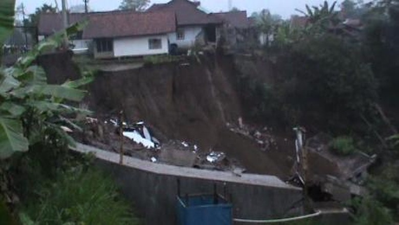 Begini Cara Bikin Konstruksi Bangunan Tahan Longsor