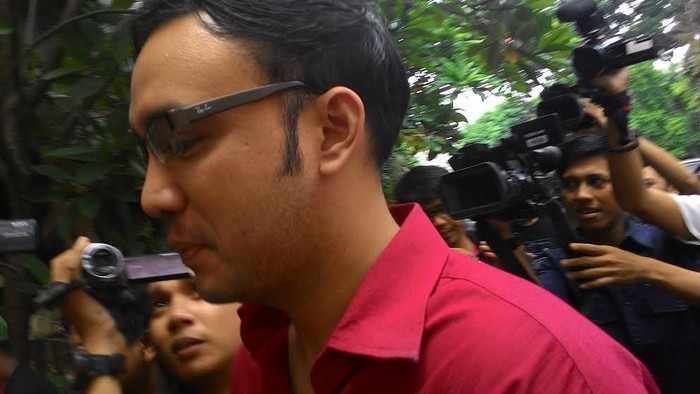 Sandy Tumiwa Tiba di Polda Metro Jaya, Tangannya Diborgol