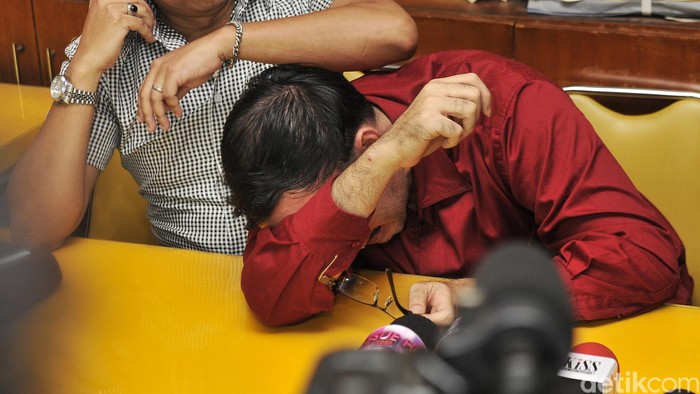 Istri Kirim Alat Mandi untuk Sandy Tumiwa