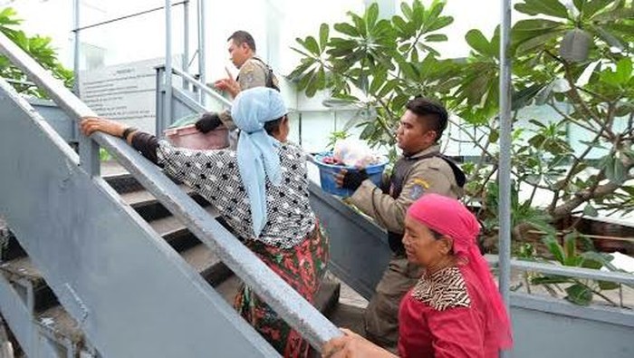 Razia JPO di Surabaya, Satpol PP Dapat Pengemis