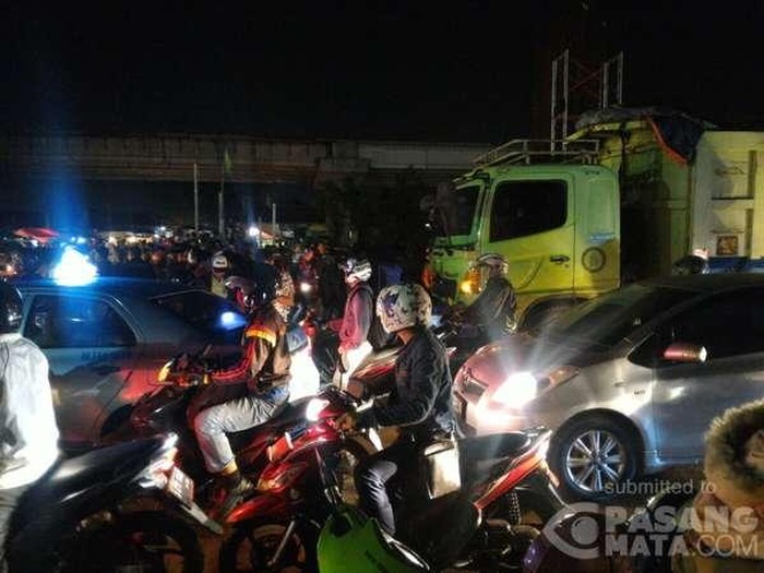 Pengemudi Wanita Tewas Tertabrak Truk di Kalimalang