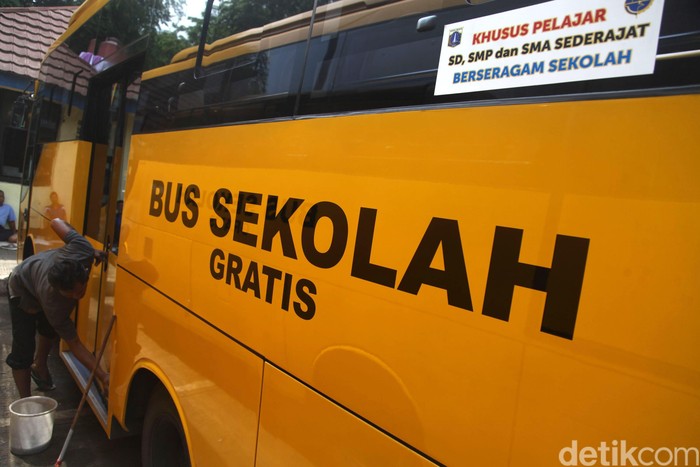 Pekerja membersihkan Bus Sekolah Gratis di Pasar Minggu, Jakarta, Rabu (26/11/2015).  Pemerintah Provinsi DKI Jakarta akan menambah rute dan zonasi layanan bus sekolah pada 2016. Penambahan ini bertujuan mengakomodasi lebih banyak pelajar yang membutuhkan bus kuning tersebut. Grandyos Zafna/detikcom